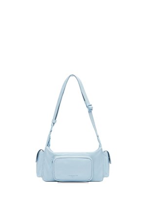 Helleblaue Ledertasche mit rechteckiger Form, verstellbarem Riemen, vorderer Reißverschlusstasche und minimalistischem Design. Glatte Textur, dezente Markenkennzeichnung.
