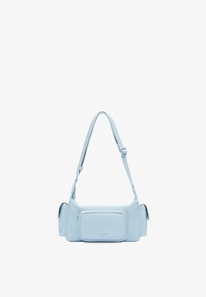 Jasnoniebieska skórzana torba o prostokątnym kształcie, regulowanym pasku, przedniej kieszeni na zamek i minimalistycznym wzornictwie. Gładka textura, subtelne logo.