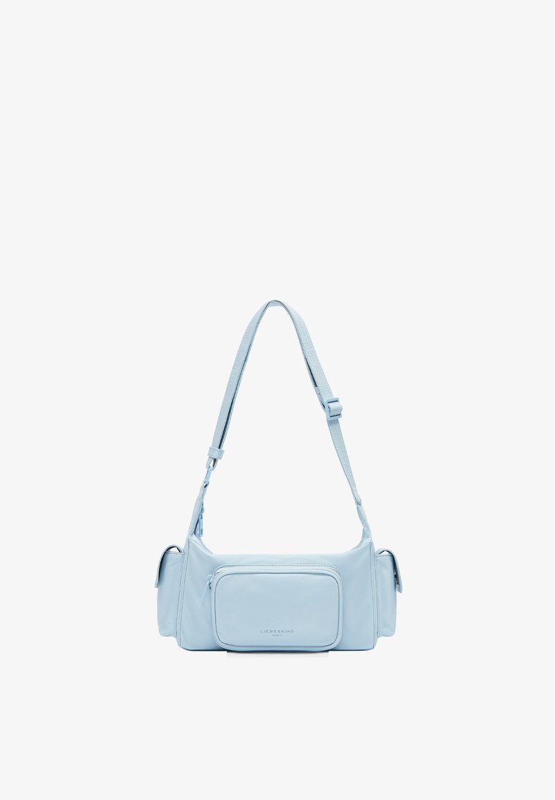 Borsa in pelle azzurro chiaro con forma rettangolare, tracolla regolabile, tasca con zip frontale e design minimalista. Texture liscia, branding discreto.