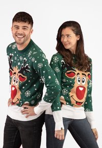 Grüne Urlaubspullover mit einem großen Rentiergesicht, weißen Schneeflocken und gerippten Bündchen und Saum; weicher Strickstoff mit festlichem Design.