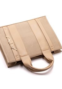 Beige canvas tas met leren handvatten, met diagonale stofstrepen en een accent in goudkleur. Gladde textuur en gestructureerd ontwerp.