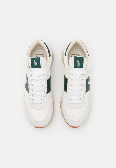 Λευκά αθλητικά παπούτσια με σκούρες πράσινες λεπτομέρειες, με επάνω μέρος από υφή δέρματος, με κορδόνια και καουτσούκ σόλα. Λογότυπο στη γλώσσα.