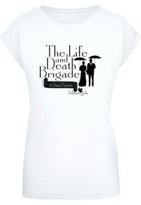 Hvit kortermet t-skjorte med svart tekst og grafikk, inkludert setningen "The Life and Death Brigade" og silhuetter av et par med paraplyer.
