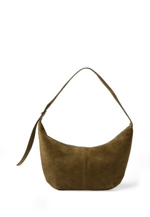 Bolso de hombro de ante marrón con una sola correa ajustable y cierre de cremallera, mostrado sobre un fondo blanco.