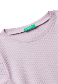 Dunkellila, gerippter Strickpullover mit Rundhalsausschnitt und grünem "United Colors of Benetton"-Etikett am Kragen.