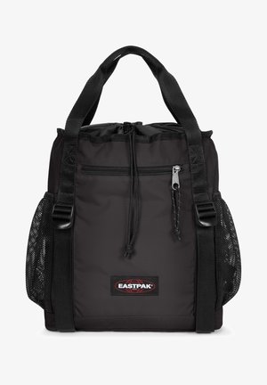 Musta Eastpak-kangaskassi, jossa on kaksi kahvaa, etutasku vetoketjulla, nyörikiristys yläosassa ja kaksi verkkotaskua sivuilla.