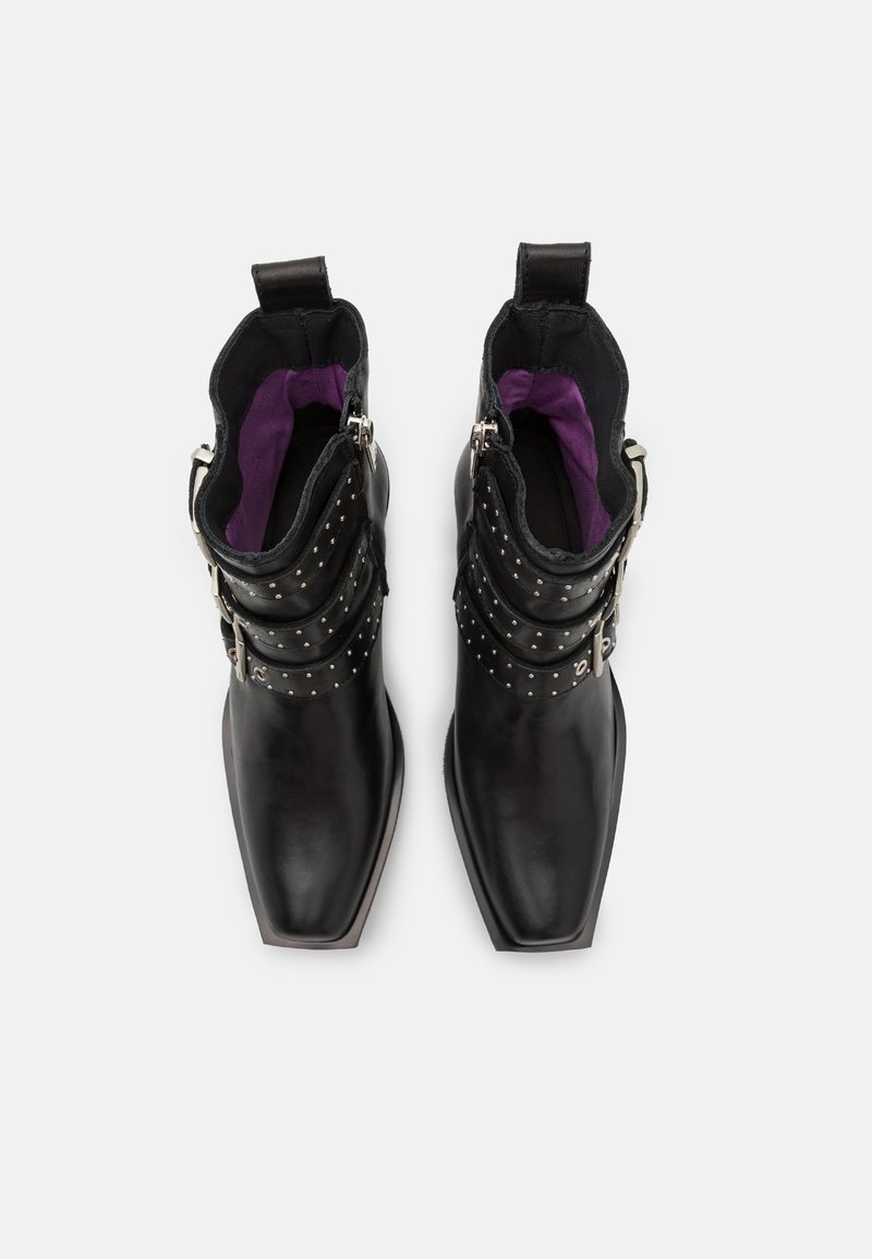 Stivali alla caviglia in pelle nera con punta affusolata, caratterizzati da un design arricciato, borchie argentate e una fodera interna viola. Inclusi dettagli con fibbie.