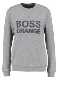 Grå tröja med lång ärm, rund halsringning, med pl plush "BOSS ORANGE"-text  över framsidan. Mjukt bomullsmaterial.