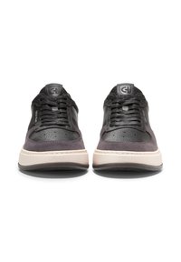 Černé a šedé tenisky s hladkým koženým svrškem a texturovanými semišovými detaily. Obsahují kulaté tkaničky a silnou gumovou podrážku.