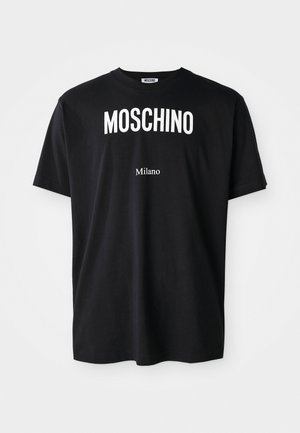 Zwarte katoenen t-shirt met ronde hals. Bevat vetgedrukte witte tekst: "MOSCHINO" erboven en "Milano" eronder. Eenvoudig, klassiek ontwerp.