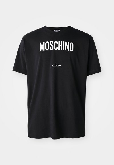 Mustmustärk puuvillane T-särk ümmarguse kaelusega. Ees on julge valge tekst: "MOSCHINO" üleval ja "Milano" all. Lihtne, klassikaline disain.