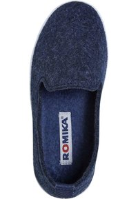 Scarpa slip-on in felt blu navy con punta arrotondata e pannelli laterali elastici. Presenta una suola in gomma bianca e l'etichetta del logo ROMIKA sulla soletta.