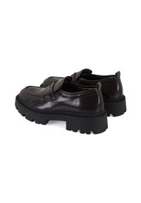 Donkerbruine leren loafers met een ronde neus, een instapontwerp en een stevige zwarte rubberen zool met diepe profiel voor grip.