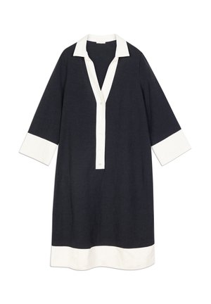 Robe bleu marine avec un col et des poignets blancs, dotée d'une patte de boutonnage sur le devant et de manches trois-quarts, réalisée en matière légère.