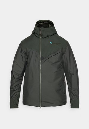 Dunkelgrüne gefütterte Jacke mit Kapuze, ausgestattet mit einem Reißverschluss vorne, strukturiertem Brustbereich und kontrastierenden Akzenten an den Schultern und dem Logo.