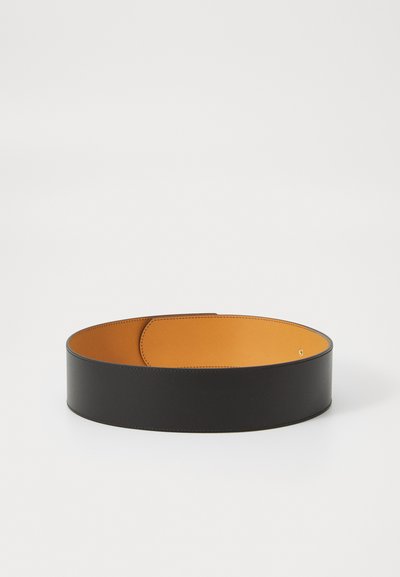 Curea din piele neagră cu o textură netedă, având un interior contrastant de culoare maro și cusături curate. Design simplu, cilindric.