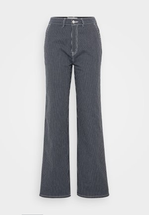 Pantaloni largi de culoare bleu marina cu dungi verticale albe, având închidere cu buton, curea și buzunare laterale. Textură din bumbac.