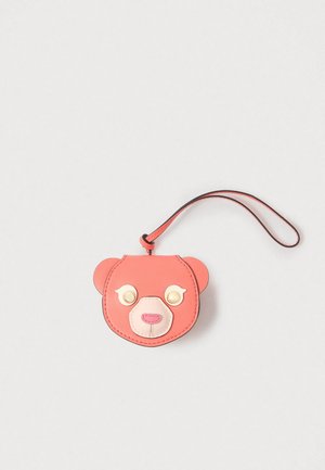 Ροζ δερμάτινο πουγκί με σχέδιο πρόσωπο αρκούδας, με χρυσές λεπτομέρειες για τα μάτια, ραμμένο περίγραμμα και μαύρο λουράκι καρπού.