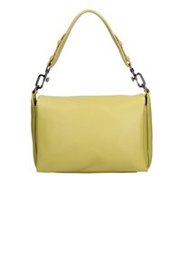 Borsa a spalla rettangolare di pelle giallo pallido con tracolla regolabile e chiusure in metallo argentato, su sfondo bianco.