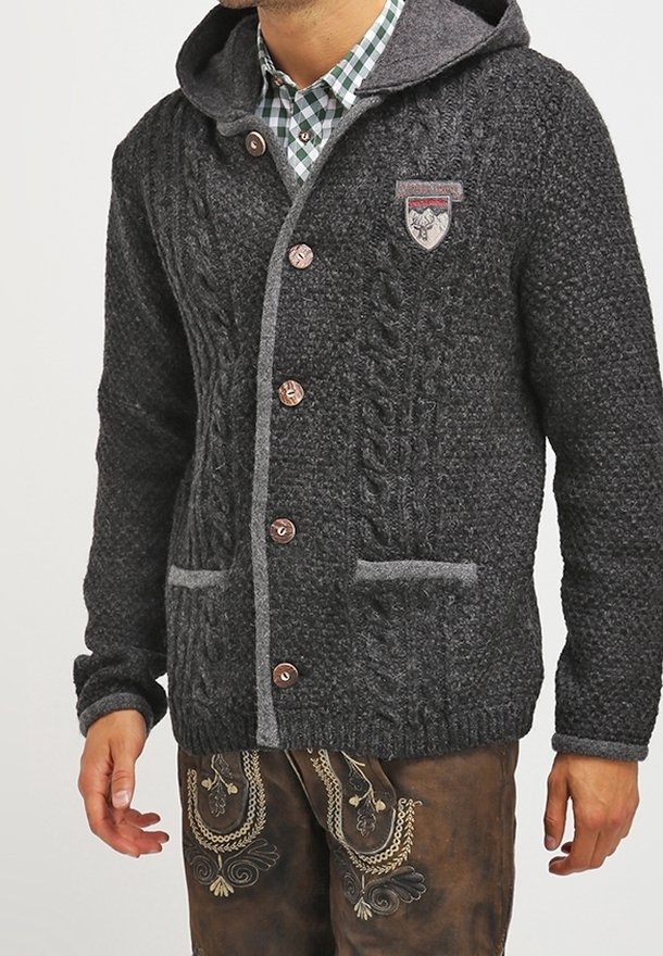 Grijze gebreide cardigan met een capuchon, voorzien van kabelbreisel, bruine knopen en een borstpatch. Inclusief twee voorzakken.