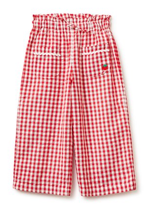 Pantalon à carreaux vichy rouge et blanc avec taille élastique, poches avant, bordure festonnée et petite broderie de fraise sur la poche droite.