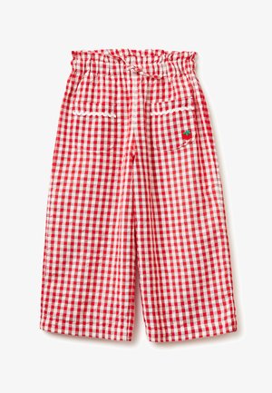 Pantalon à carreaux vichy rouge et blanc avec taille élastique, poches avant, bordure festonnée et petite broderie de fraise sur la poche droite.