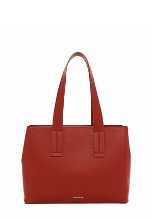 Borsa a mano in pelle rossa con texture liscia, forma rettangolare, doppi manici piatti e un logo sottile sul pannello anteriore.