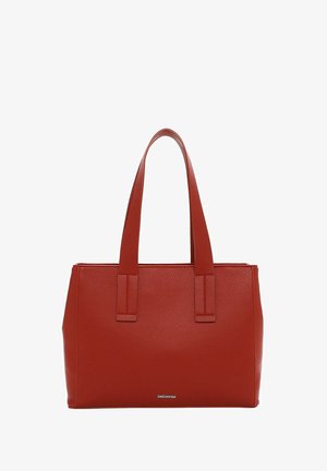 Sac fourre-tout en cuir rouge avec une texture lisse, de forme rectangulaire, deux poignées plates et un logo discret sur le panneau avant.
