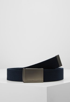 Ceinture en tissu tissé bleu marine avec une boucle en métal brillant, ornée de l'inscription gravée "URBAN CLASSICS", affichant une texture solide et une grande durabilité.