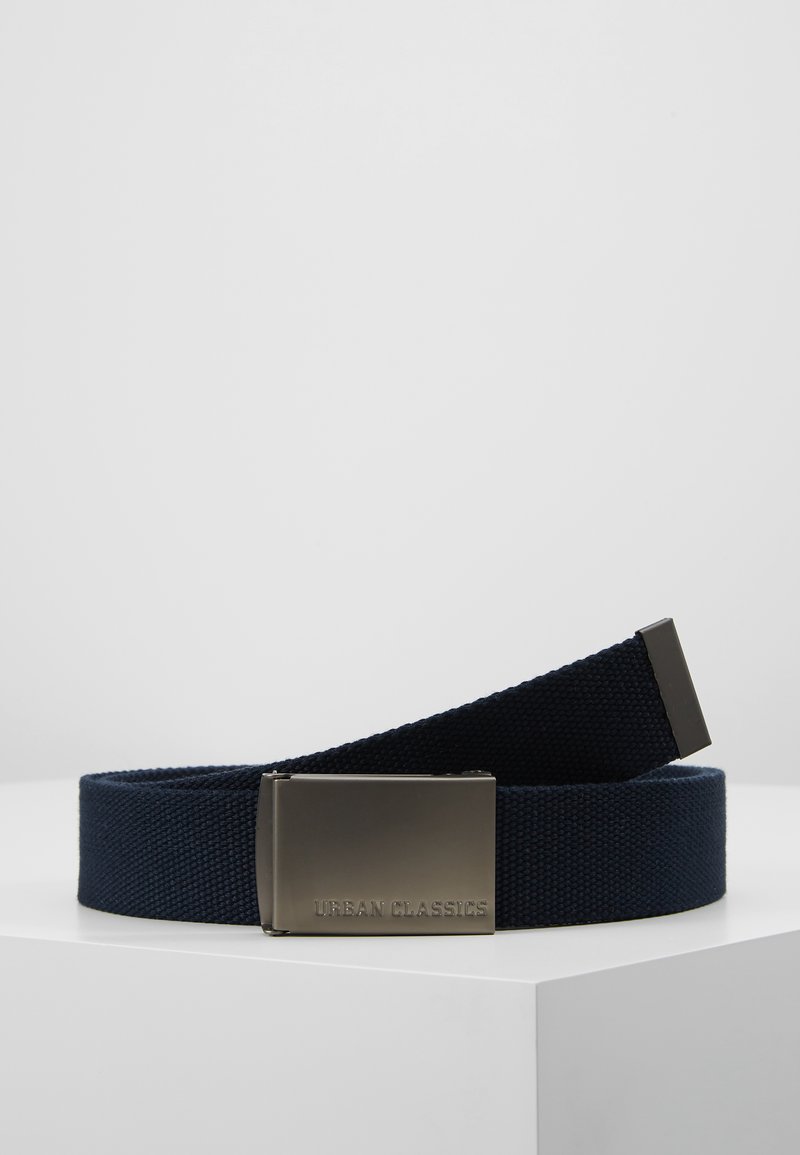 Ceinture en tissu tissé bleu marine avec une boucle en métal brillant, ornée de l'inscription gravée "URBAN CLASSICS", affichant une texture solide et une grande durabilité.