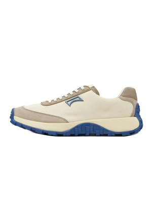Low-Top Sneaker in Beige und Creme mit blauer Gummisohle, weißen Schnürsenkeln und blauem Logo an der Seite.