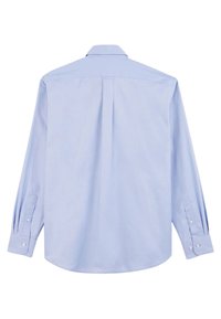 Chemise à manches longues bleu clair avec un col, un pli unique au dos et des poignets boutonnés. Texture de tissu lisse, design décontracté.