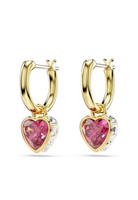 Brincos de argola dourada com cristais em forma de coração, rosa e transparentes. Acabamento suave, fecho seguro e design brilhante.