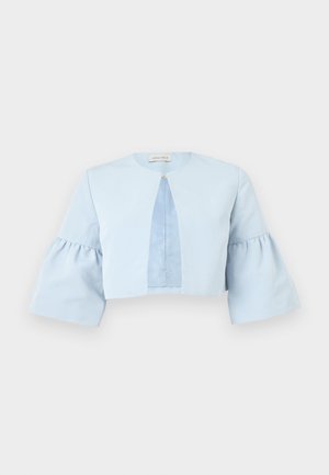 Veste courte bleu clair avec encolure ronde, manches évasées larges et petit agrafe au centre devant.