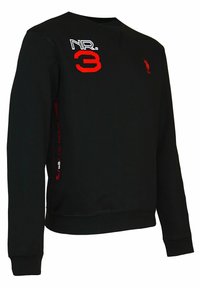 Sudadera negra con puños acanalados, cuello redondo y detalles en rojo. Presenta "NR. 3" y un logo en el pecho y la manga. Textura suave.