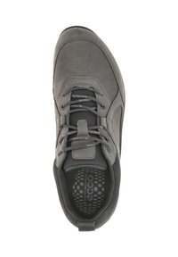 Grijze sportschoen met een bovenwerk van suede en mesh, een gevoerde kraag en contrasterende veters. Heeft een gestructureerde binnenzool met een stippenpatroon.