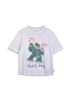 Hvid t-shirt med korte ærmer med en grøn tegneserie-gorilla og orange hænder, med teksten "HUG ME" under illustrationen.