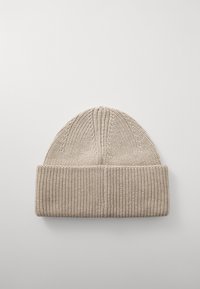 Kootud beanie helesbeezis, ribatud tekstuuri ja keeratud servaga. Sile, ümar kroon vertikaalsete õmblustega.