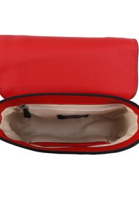 Borsa a mano rossa in pelle con esterno testurizzato, rifiniture nere e interni color crema. Presenta una tasca con zip e un compartimento aperto.