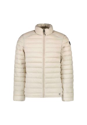 Lichtbeige pufferjack met horizontale stiksels, hoge kraag, ritssluiting aan de voorkant en een zwart logo-opdruk op de linkermouw.