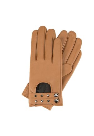 Paire de gants en cuir beige avec des sangles cloutées et une découpe au poignet, posés à plat sur un fond blanc.