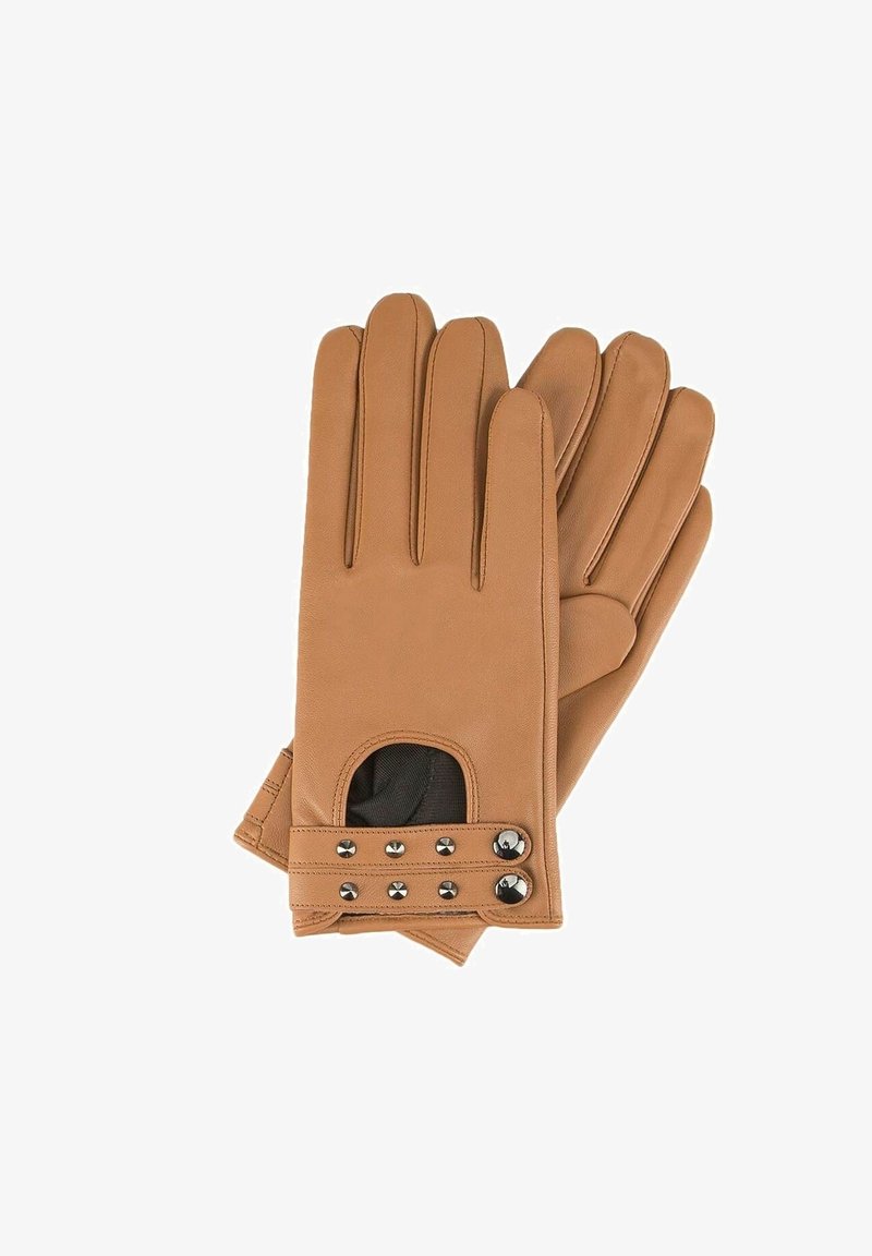 Paire de gants en cuir beige avec des sangles cloutées et une découpe au poignet, posés à plat sur un fond blanc.