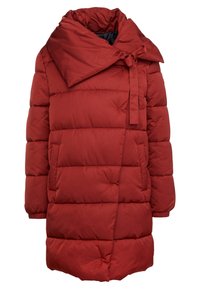 Cappotto imbottito rosso, con un ampio colletto, dettaglio a fiocco al collo e sezioni trapuntate per l'isolamento. Tasche a scatto sul fronte.