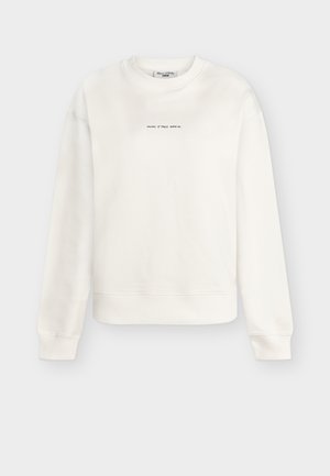 Witte longsleeve trui met ronde hals en kleine tekst "Marc O'Polo Denim" gecentreerd op de borst, met geribde boorden aan mouwen en zoom.