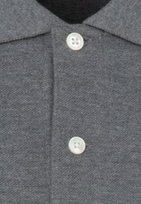 Grau Polo-Shirt mit klassischem Kragen, drei weißen Knöpfen und strukturierter Stoffqualität. Das Design ist einfach und funktional.