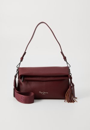 Borsa a tracolla in pelle bordeaux con finitura testurizzata, chiusura superiore con zip e tracolla rimovibile con un accent tassel.