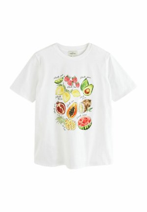 Camiseta de algodón blanca con una ilustración colorida de frutas, con etiquetas para cada fruta. Manga corta y escote redondo.