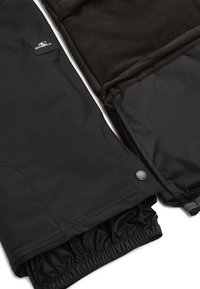 Schwarze Thermohandschuhe mit weicher Innenausstattung, elastischen Bündchen und Logostickerei. Aus wetterfestem Material gefertigt.