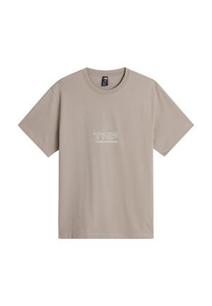 Taupe t-shirt med korte ærmer og rund halsudskæring med lille hvid "TNF The North Face" logo centreret på forsiden.