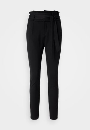 Pantalons noirs taille haute avec une large ceinture, jambes fuselées, poches latérales et une texture lisse. Conçus pour un ajustement sur mesure.